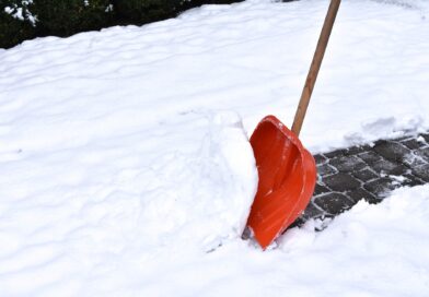 Odśnieżarka czy dmuchawa do śniegu – jak wybrać sprzęt do odgarniania śniegu?